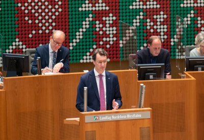 Ministerpräsident Hendrik Wüst spricht am Rednerpult