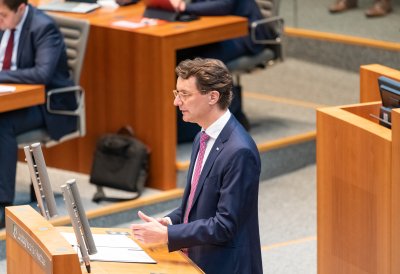 Ministerpräsident Hendrik Wüst spricht am Rednerpult
