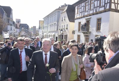 Das Bild zeigt Bundespräsident Gauck mit NRW-Ministerin Steffens in einer Arnsberger Fußgängerzone