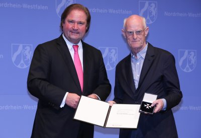 Minister der Finanzen, Lutz Lienenkämper, überreicht den Verdienstorden des Landes Nordrhein-Westfalen