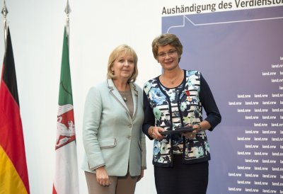 Ministerpräsidentin Hannelore Kraft überreicht Bundesverdienstorden an 16 Bürgerinnen und Bürger aus Nordrhein-Westfalen