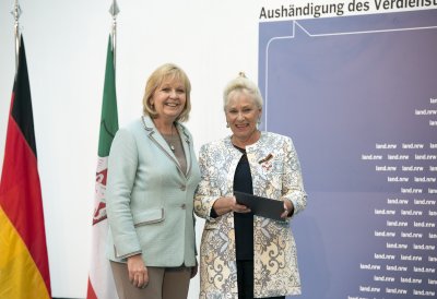 Ministerpräsidentin Hannelore Kraft überreicht Bundesverdienstorden an 16 Bürgerinnen und Bürger aus Nordrhein-Westfalen