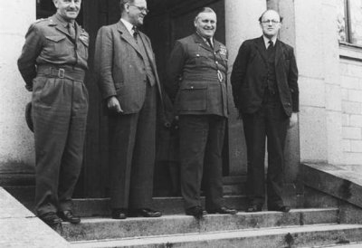 Das Bild zeigt die Spitzen der damaligen britischen Militärregierung