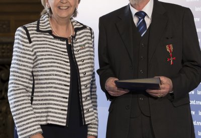 Ministerpräsidentin Kraft überreicht den Bundesverdienstorden an Werner Lauterborn.