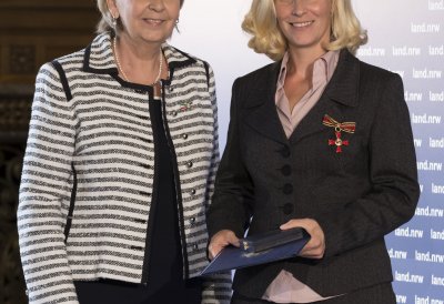 Ministerpräsidentin Kraft überreicht Bettina Landgrafe den Bundesverdienstorden.