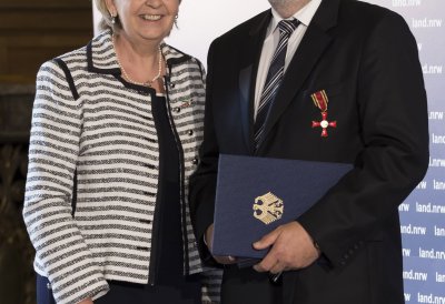 Ministerpräsidentin Kraft überreicht Ludwig Ladzinski den Bundesverdienstorden.
