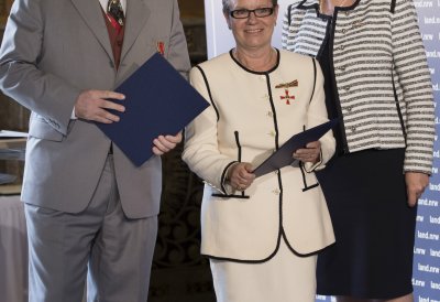 Ministerpräsidentin Kraft überreicht Brigitte und Gerhard Huppertz den Bundesverdienstorden
