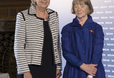 Ministerpräsidentin Hannelore Kraft überreicht den Bundesverdienstorden an Candida Höfer