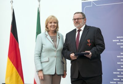 Ministerpräsidentin Hannelore Kraft überreicht Bundesverdienstorden an 16 Bürgerinnen und Bürger aus Nordrhein-Westfalen