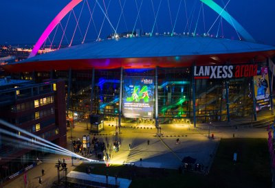 Drohnenaufnahme der Lichtershow run dum die Lanxess Arena