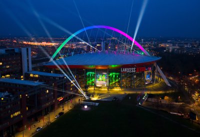Drohnenaufnahme der Lichtershow run dum die Lanxess Arena