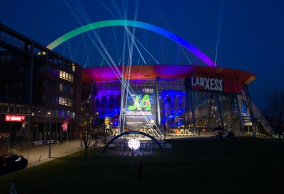 Drohnenaufnahme der Lichtershow run dum die Lanxess Arena