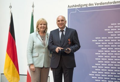 Ministerpräsidentin Hannelore Kraft überreicht Bundesverdienstorden an 16 Bürgerinnen und Bürger aus Nordrhein-Westfalen