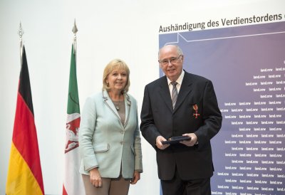 Ministerpräsidentin Hannelore Kraft überreicht Bundesverdienstorden an 16 Bürgerinnen und Bürger aus Nordrhein-Westfalen