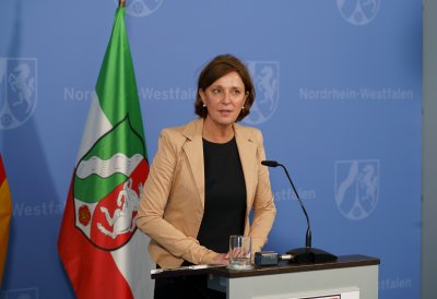 Ministerpräsident Armin Laschet stellt Nordrhein-Westfalen-Plan vor