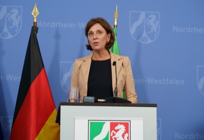 Ministerpräsident Armin Laschet stellt Nordrhein-Westfalen-Plan vor