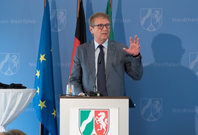 Das Land Nordrhein-Westfalen und die Deutsche Bahn AG unterzeichnen gemeinsame Vereinbarung für bessere Bahnanbindung des Rheinischen Reviers