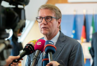 Das Land Nordrhein-Westfalen und die Deutsche Bahn AG unterzeichnen gemeinsame Vereinbarung für bessere Bahnanbindung des Rheinischen Reviers