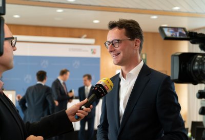 Das Land Nordrhein-Westfalen und die Deutsche Bahn AG unterzeichnen gemeinsame Vereinbarung für bessere Bahnanbindung des Rheinischen Reviers