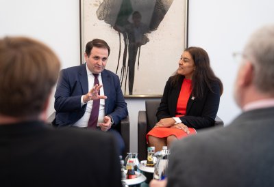 Minister für Europaangelegenheiten Nathanael Liminski und die Generalkonsulin Preeti V. Shah im Gespräch