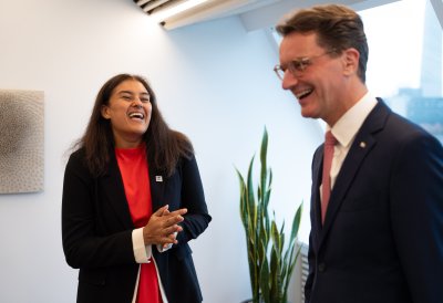 Generalkonsulin Preeti V. Sha und Ministerpräsident Hendrik Wüst unterhalten sich angeregt und lachen dabei