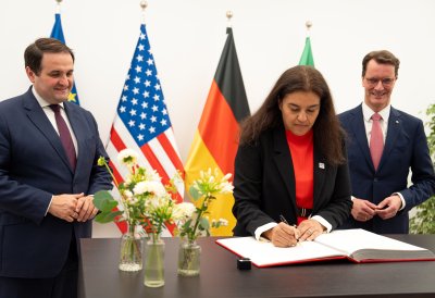 Die Generalkonsulin unterzeichnet das Gästebuch des Landes