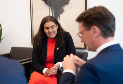Generalkonsulin Preeti V. Sha und Ministerpräsident Hendrik Wüst unterhalten sich .