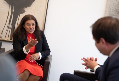 Generalkonsulin Preeti V. Sha und Minister Liminski unterhalten sich .