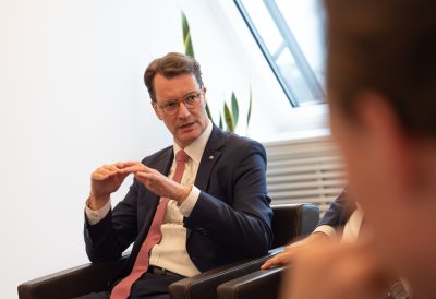 Porträt von Ministerpräsident Hendrik Wüst