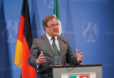 Ministerpräsident Armin Laschet verleiht Staatspreis an Bernhard Paul