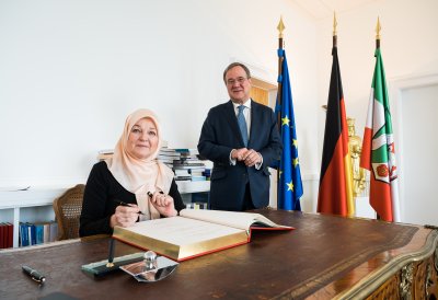 Gründerin des Begegnungs- und Fortbildungszentrums muslimischer Frauen e.V. Erika Theißen mit Mevlüde-Genç-Medaille des Landes Nordrhein-Westfalen geehrt