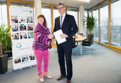 Landesregierung investiert in die unterstützende Digitalisierung des Ehrenamtes: Staatssekretärin Andrea Milz überreicht Zuwendungsbescheid an Stadt Aachen