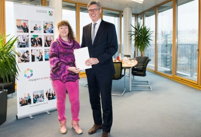 Landesregierung investiert in die unterstützende Digitalisierung des Ehrenamtes: Staatssekretärin Andrea Milz überreicht Zuwendungsbescheid an Stadt Aachen