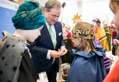 Der Ministerpräsident hat Sternsinger aus allen Diözesen zum Dreikönigssingen im Landeshaus empfangen