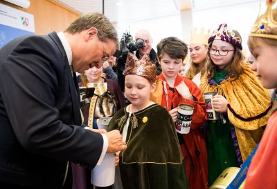 Der Ministerpräsident hat Sternsinger aus allen Diözesen zum Dreikönigssingen im Landeshaus empfangen