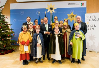 Der Ministerpräsident hat Sternsinger aus allen Diözesen zum Dreikönigssingen im Landeshaus empfangen