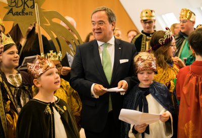 Der Ministerpräsident hat Sternsinger aus allen Diözesen zum Dreikönigssingen im Landeshaus empfangen