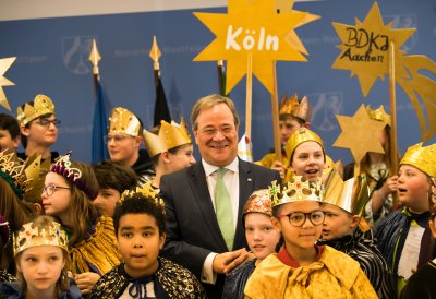 Der Ministerpräsident hat Sternsinger aus allen Diözesen zum Dreikönigssingen im Landeshaus empfangen
