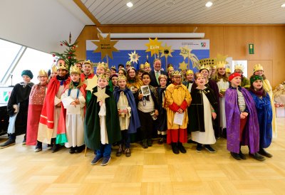 Der Ministerpräsident hat Sternsinger aus allen Diözesen zum Dreikönigssingen im Landeshaus empfangen
