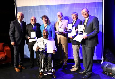 Staatssekretärin Andrea Milz hat der ersten Gruppe die Sportplakette auf der Bühne übergeben.