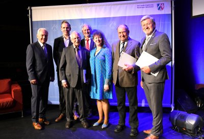 Staatssekretärin Andrea Milz hat der zweiten Gruppe die Sportplakette auf der Bühne übergeben.