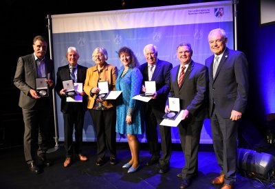 Staatssekretärin Andrea Milz hat der dritten Gruppe die Sportplakette auf der Bühne übergeben.