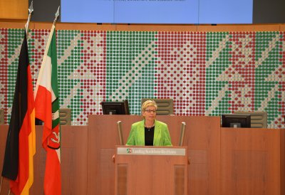 Carina Gödecke hält eine Rede