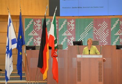 Ministerin Sylvia Löhrmann hält eine Rede