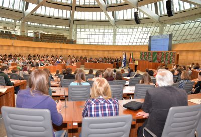 Zuhörer und Gäste sitzen im Plenarsaal auf den Plätzen der Abgeordneten