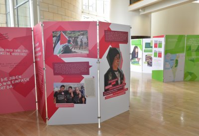 Bunte Informationstafeln im Landtag