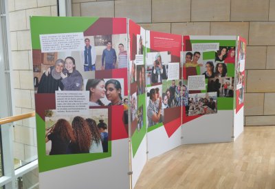 Bunte Informationstafeln im Landtag