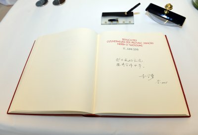 Eintrag des Gouverneurs der chinesischen Partnerprovinz Jiangsu , Li Xueyong, in das Gästebuch der Landesregierung