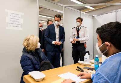 Ministerpräsident Wüst besucht Impfzentrum in Düsseldorf und stellt neue Kampagne der Landesregierung zur Booster-Impfung vor