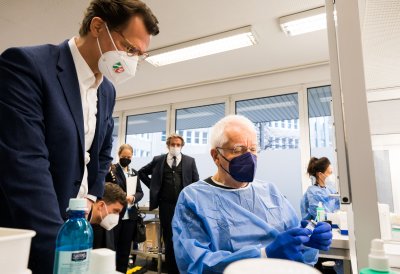 Ministerpräsident Wüst besucht Impfzentrum in Düsseldorf und stellt neue Kampagne der Landesregierung zur Booster-Impfung vor